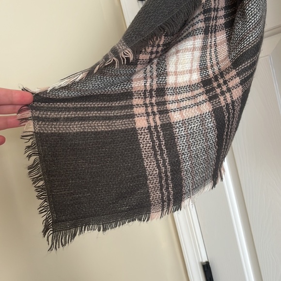 Grey & Pink Blanket Scarf 💗 - Picture 2 of 2